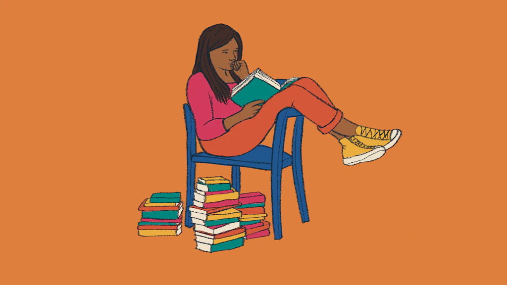 Junge Frau sitzt auf einem Stuhl und liest ein Buch, umgeben von Bücherstapeln.